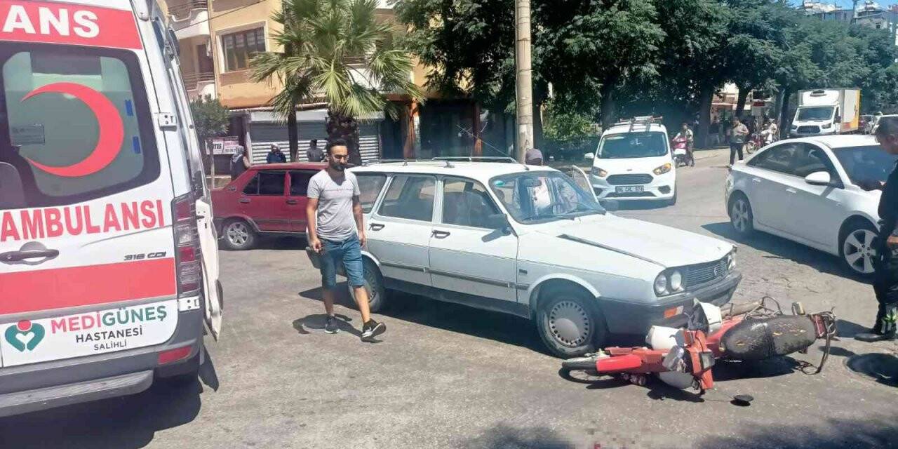 Manisa’da otomobil motosikletle çarpıştı: 3 yaralı
