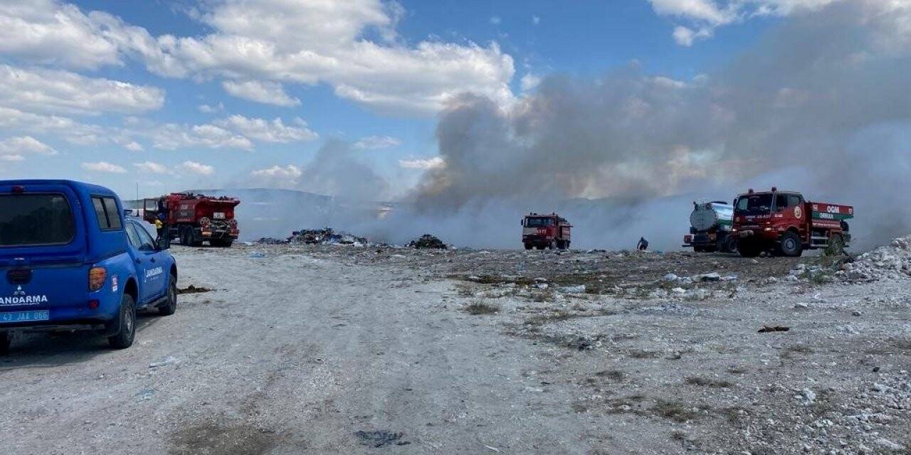 Emet’te eski çöplükte çıkan yangın ormana sıçramadan söndürüldü