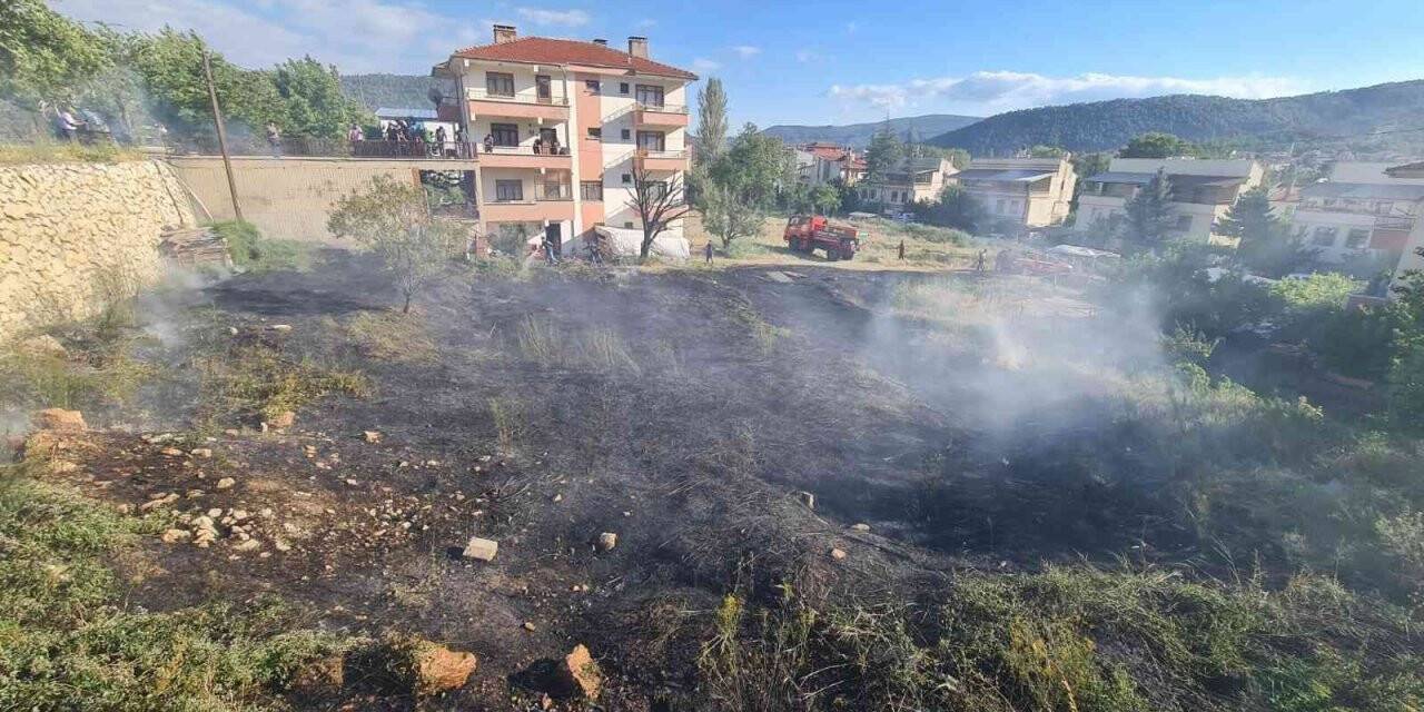 Ankara’da kuru otların tutuşması ile çıkan yangın korkuttu