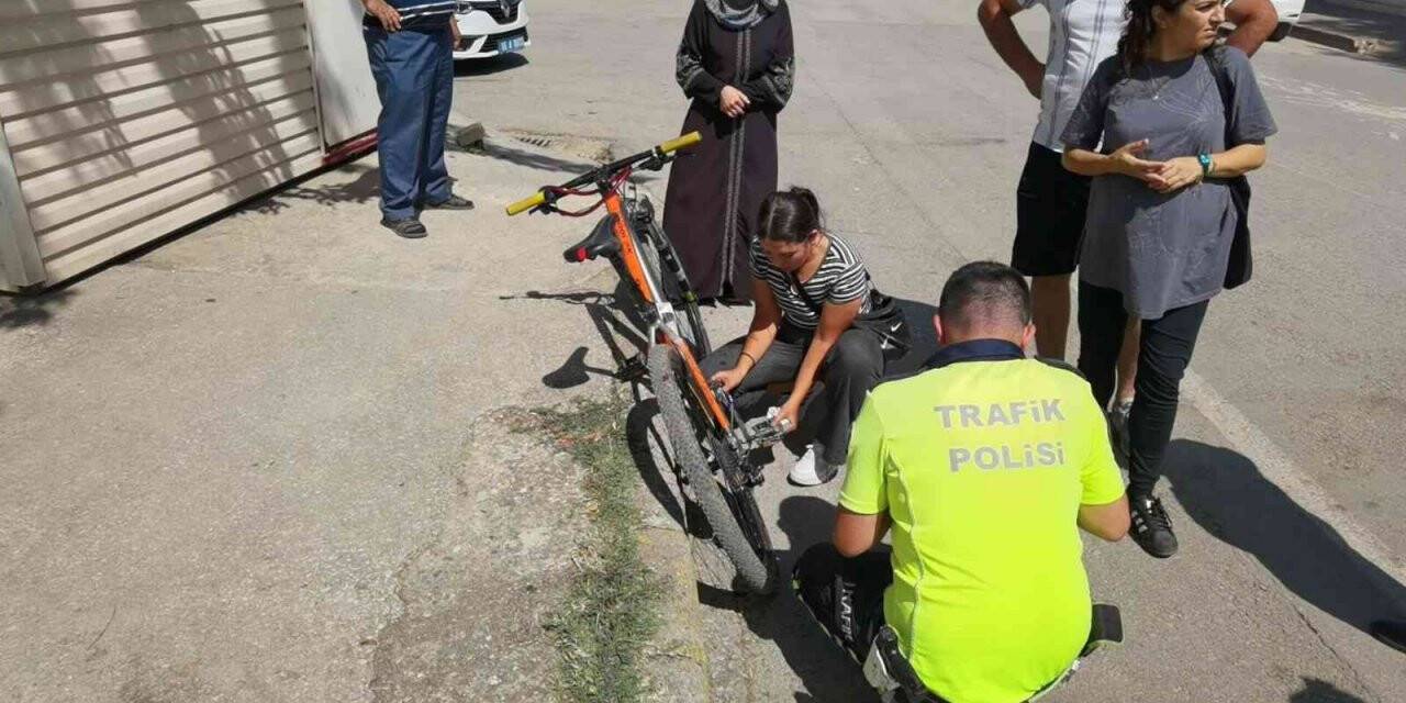 Yaralı genç kız acısını unutup bisikletini tamir etmeye çalıştı