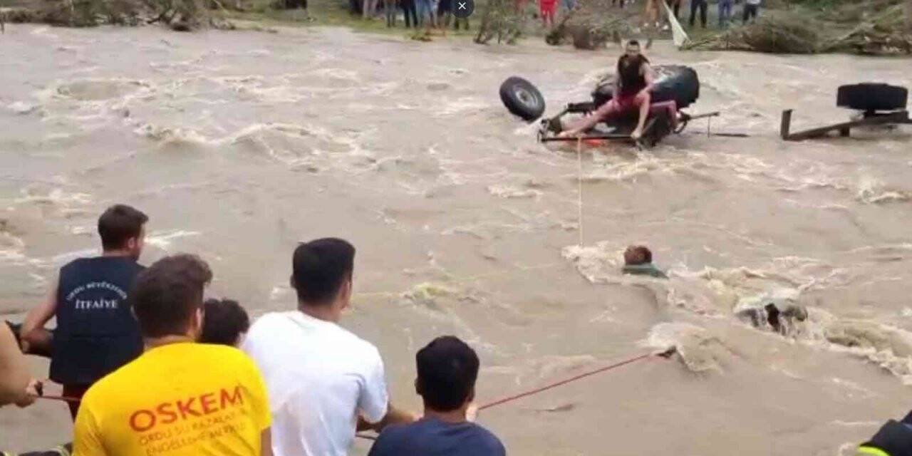 Ordu’da derede sürüklenen traktörde mahsur kalan sürücü kurtarıldı