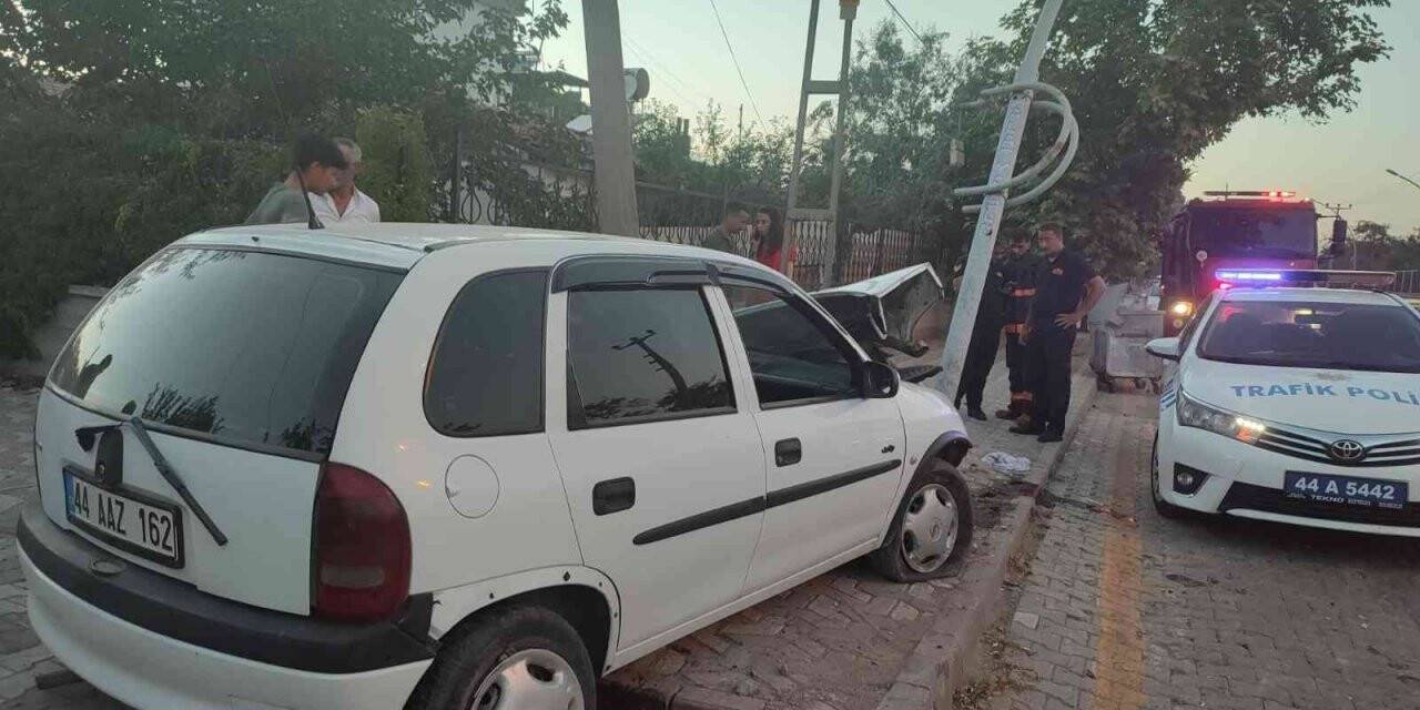 Otomobil park halindeki araca çarptı: 1 yaralı