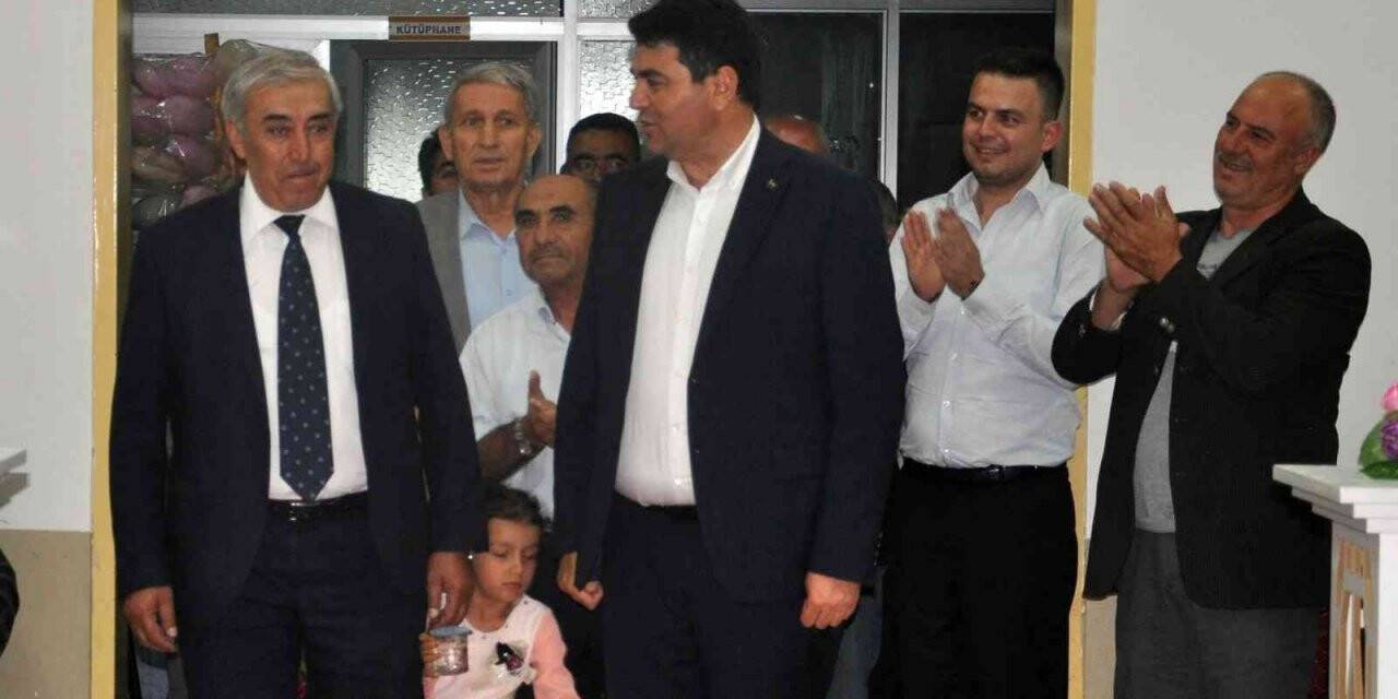 DP Genel Başkanı Uysal evlenen genç çifte oyun havasında eşlik etti