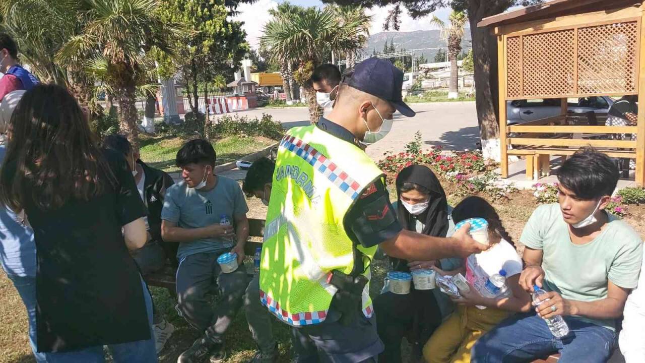 İzmir’de 775 düzensiz göçmen ve 7 organizatör yakalandı