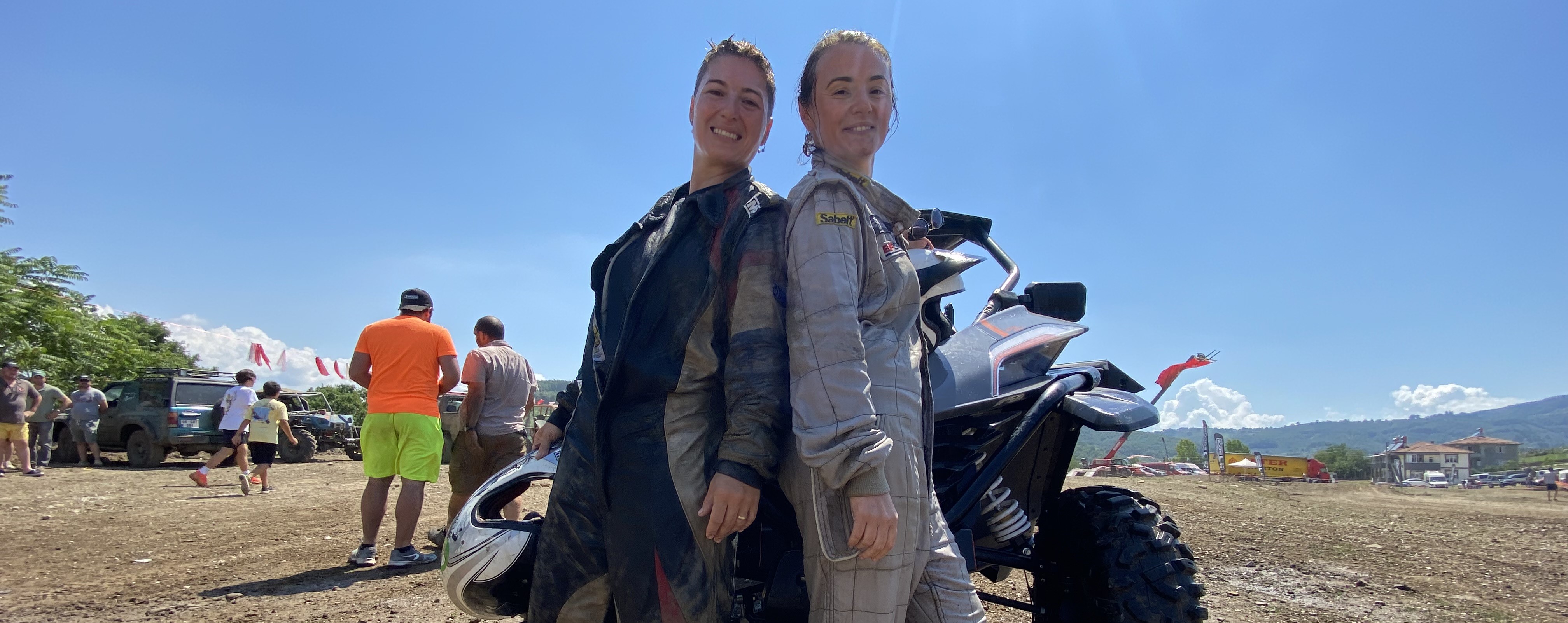 Off-road tutkunu kadın pilotlar pistlerin tozunu attırıyor