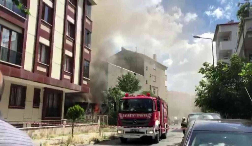 Küçükçekmece’de trafo patladı, mahalle elektriksiz kaldı