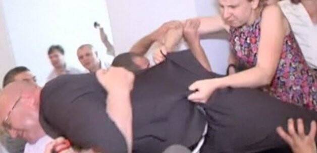 Ukraynalı vali canını zor kurtardı VİDEO