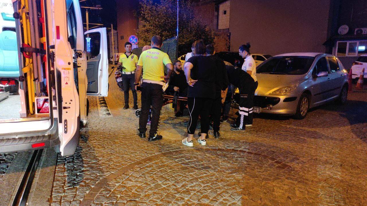 Seyir halindeki motosikletten düştü