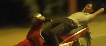 Ellerini bırakıp motorun üzerinde yatarak gitti