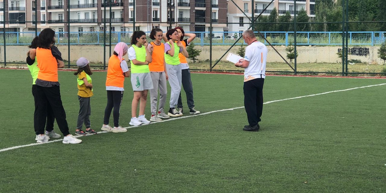 Beyşehir'de genç kızlar futbol sahalarına iniyor
