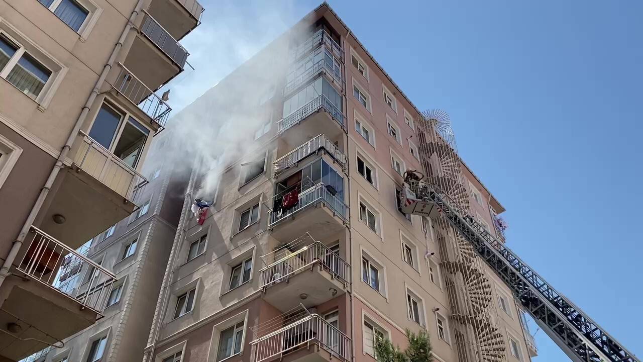 İstanbul'da apartmanda doğalgaz patlaması: 1’i ağır 3 yaralı