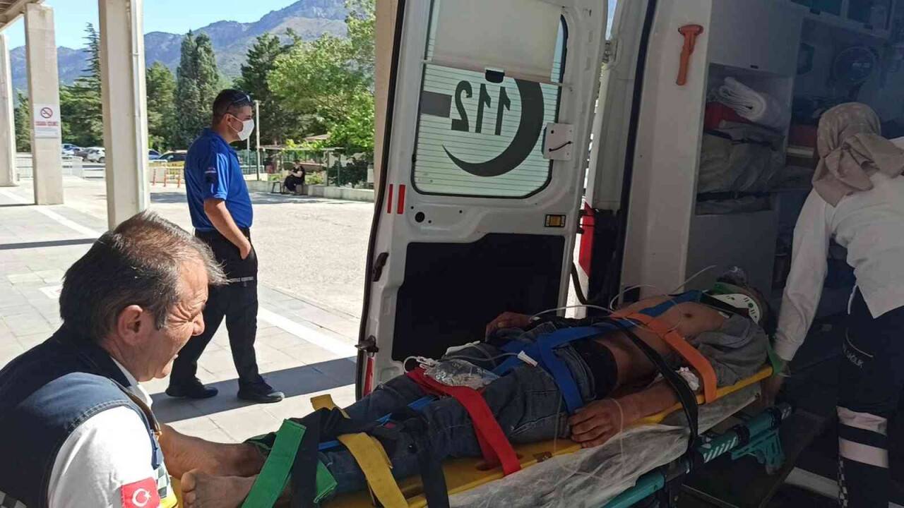 Saman balyası yüklü kamyondan tele takılıp düştü