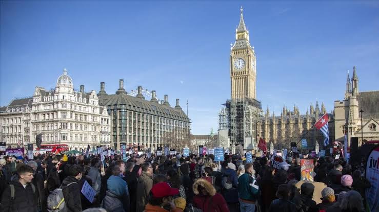 İngiltere'de hükümete karşı iklim değişikliği protestosu