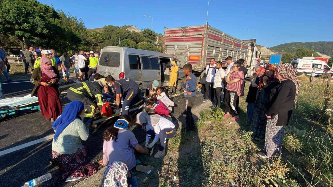 Tarım işçilerini taşıyan minibüs kaza yaptı: 1’i ağır 12 yaralı