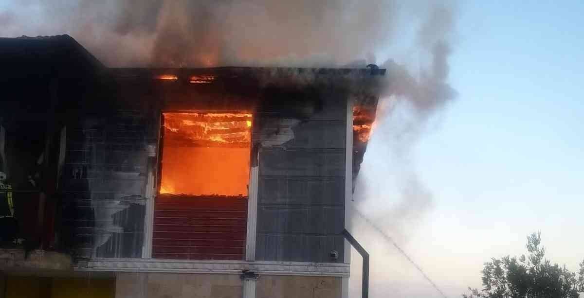 Yangında ev küle döndü