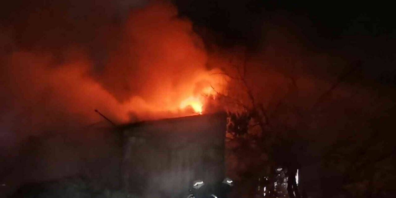 Geri dönüşüm deposu alev alev yandı