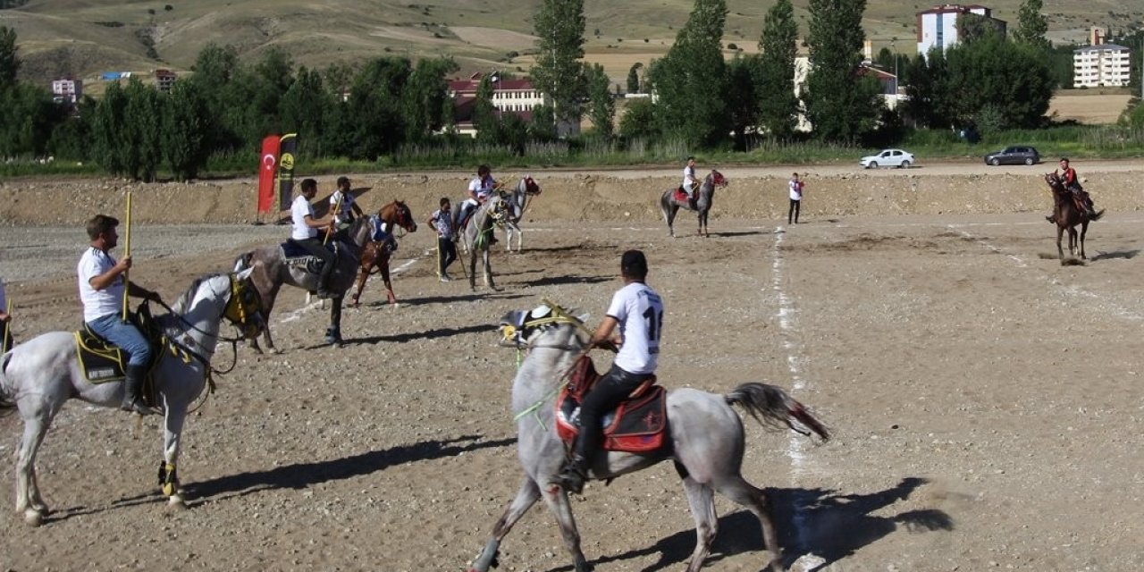 Cirit takımları bu kez Dede Korkut Şölenleri için at bindi