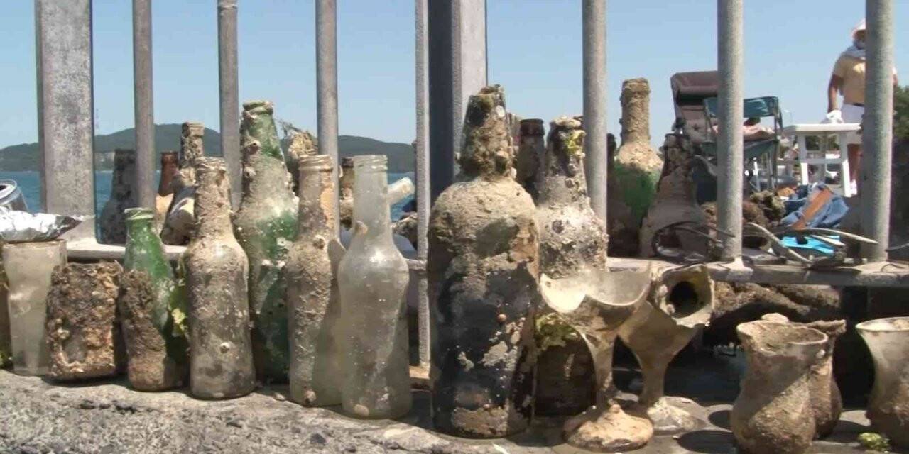 Denizin içine atılan çöpleri topladılar