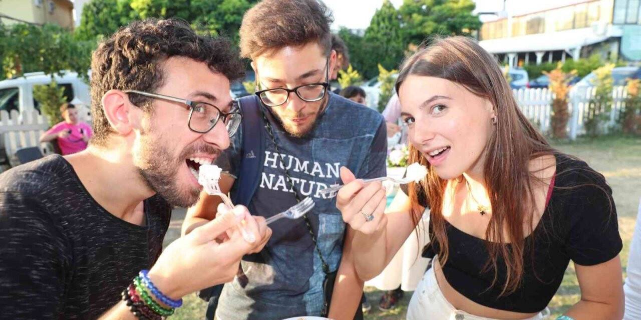 Kızarmış dondurma İzmitlilerin beğenisine sunuldu