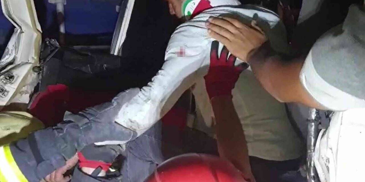 Tır tıra arkadan çarptı, sıkışan sürücüyü itfaiye ekipleri kurtardı