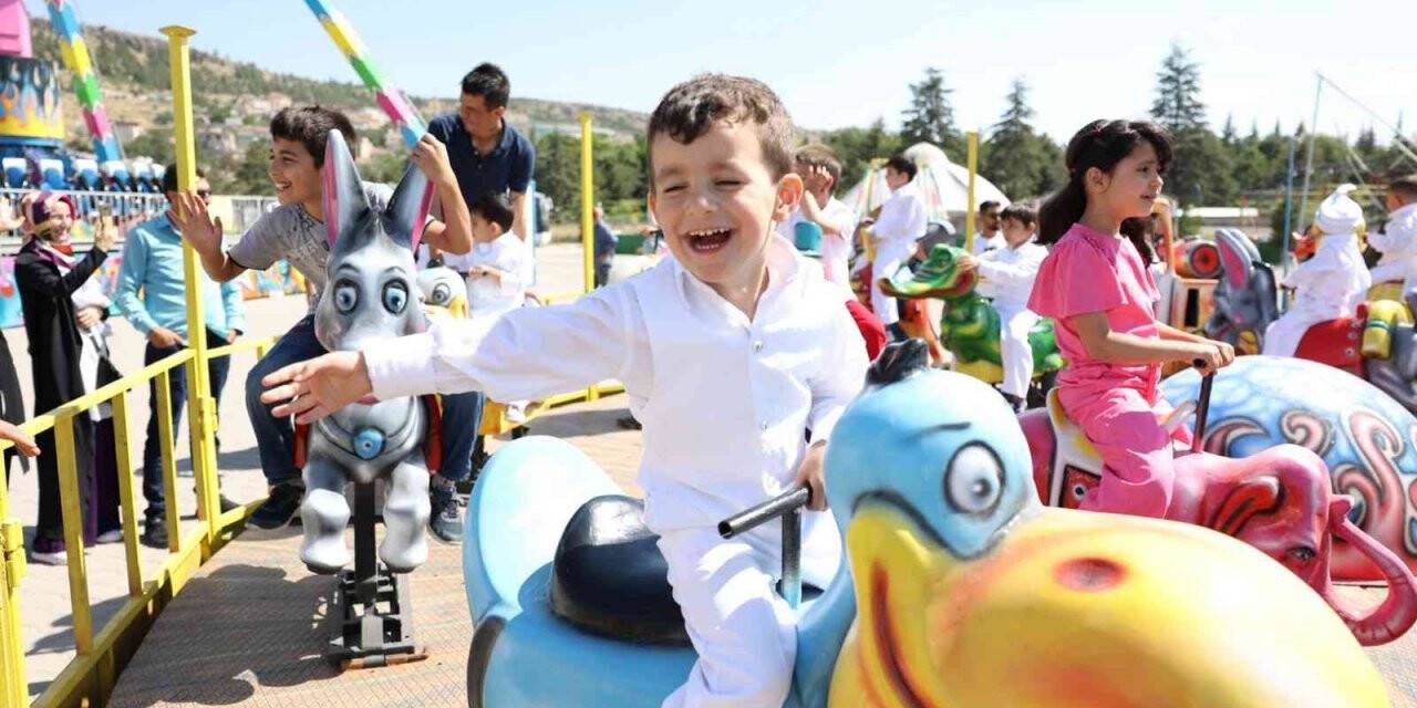 Şölende 100 çocuk sünnet edildi