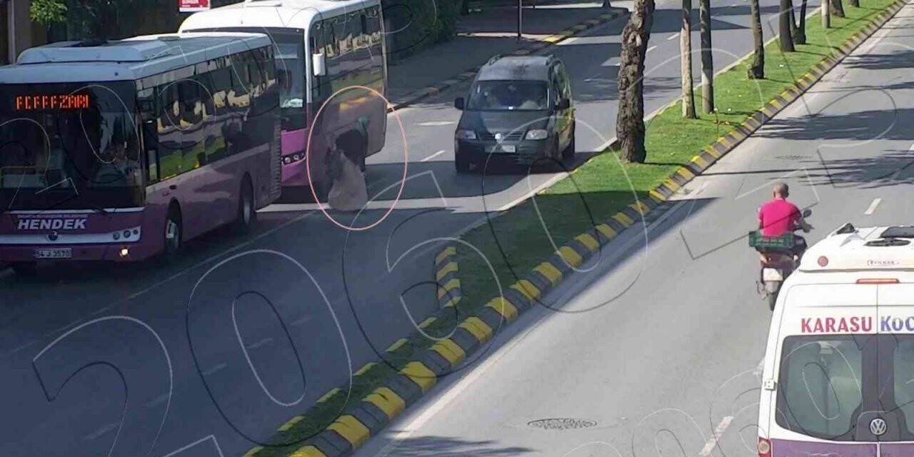 Bir anda yola fırlayan kadına hafif ticari araç işte böyle çarptı