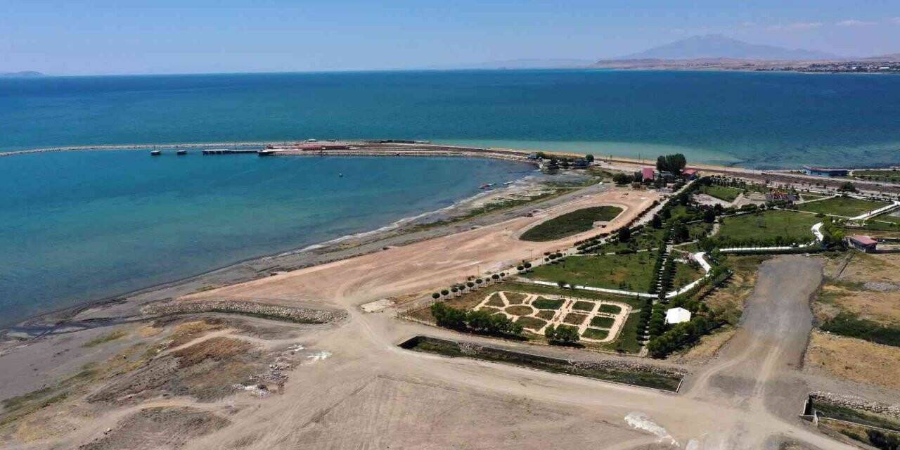 Van Gölü sahiline modern park