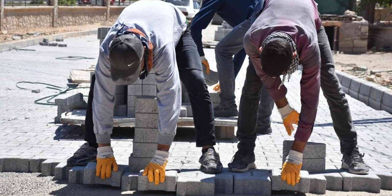 Siirt’te mahallelerde kilitli parke taşı döşeme ve kaldırım yenileme çalışmaları başladı