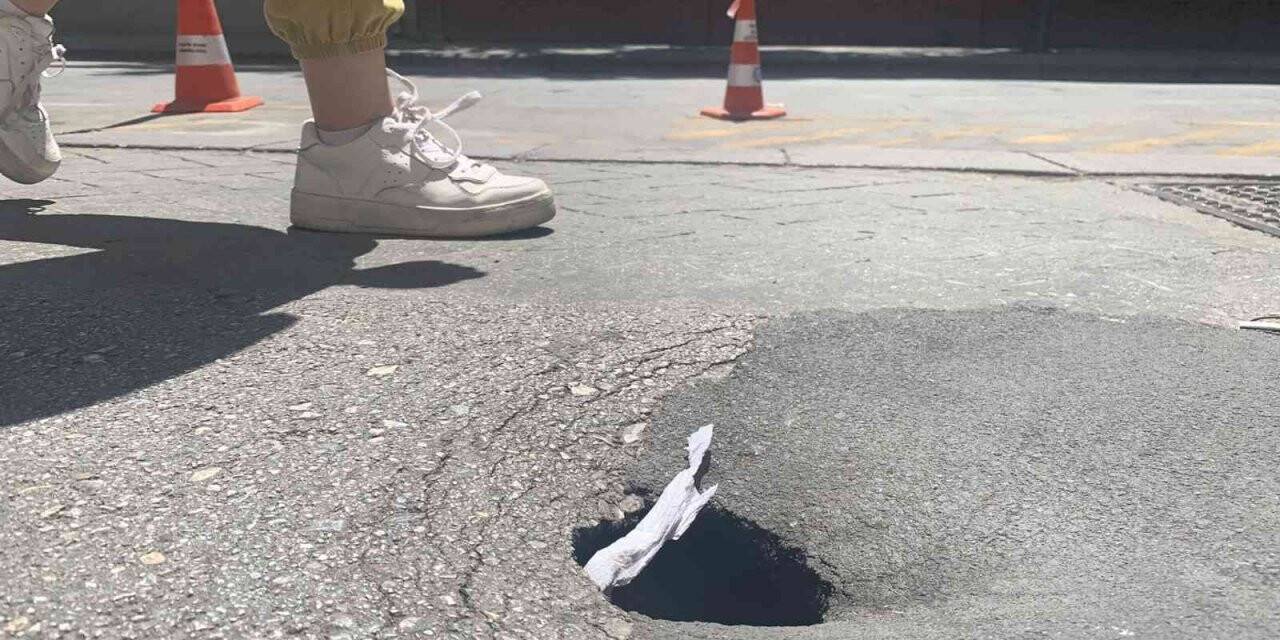 Kaldırımdaki ilginç delikler tehlike saçıyor