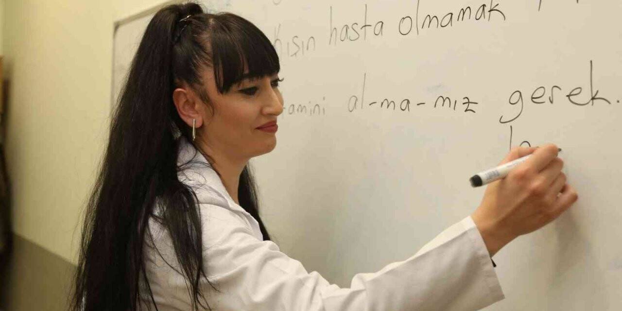 Yabancı gelinler bu kursta Türkçe öğreniyor