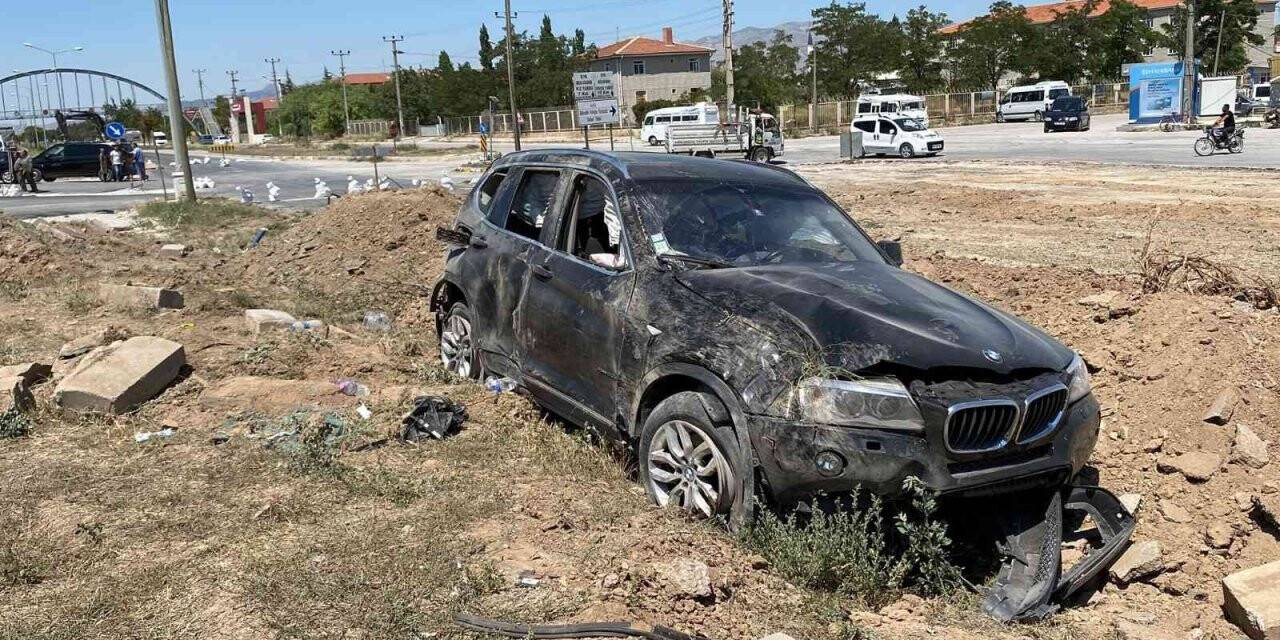 Gurbetçilerin kullandığı otomobiller çarpıştı, 3 kişi yaralandı