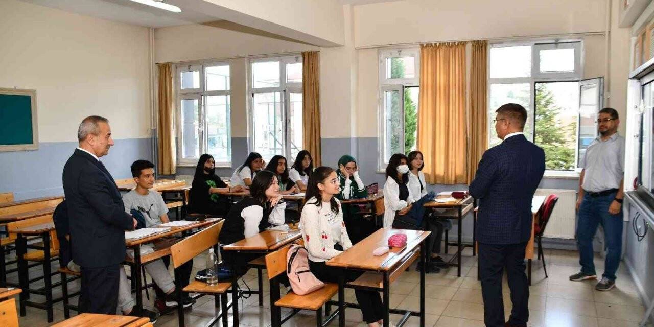 Yaz Okulu Kursları öğrencilerin bilgilerini pekiştirmelerini sağlıyor