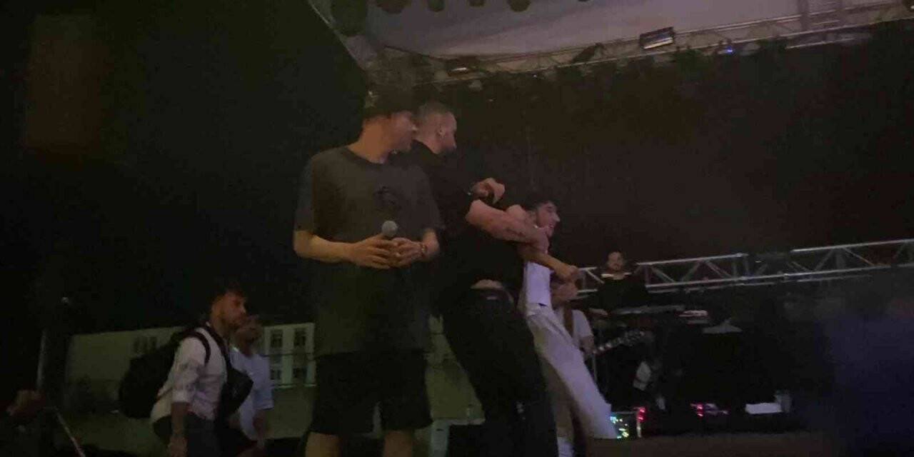 Ceza konserinde yumruklar havada uçuştu