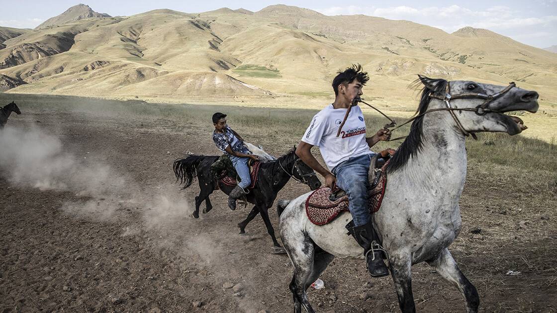 Kırgız Türkleri, ata yadigarı "Kökbörü"yü dört nala geleceğe taşıyor