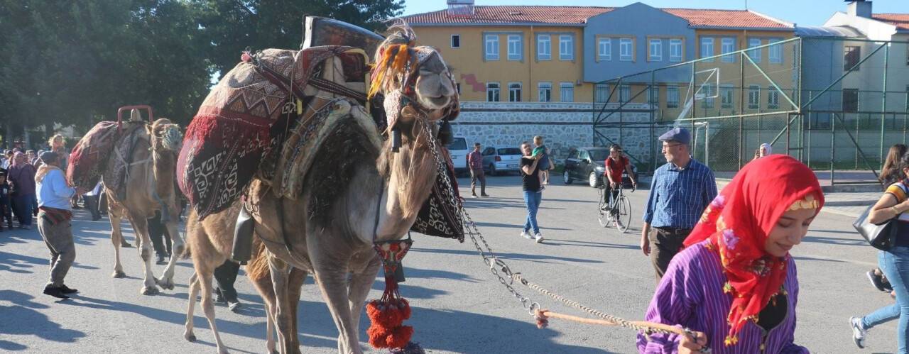 Beyşehir’de develerle temsili Yörük göçü canlandırıldı