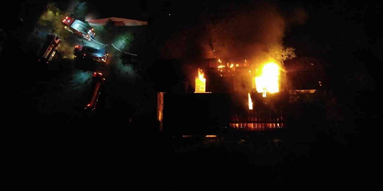 İnşaat malzemelerinin bulunduğu depo alevlere teslim oldu: Paletler küle döndü, kamyon zarar gördü