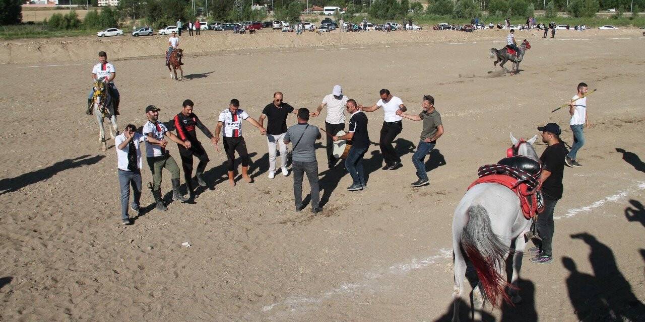 Dostluk final maçında attan düşen ciritçinin atı ormanlık alana kaçtı