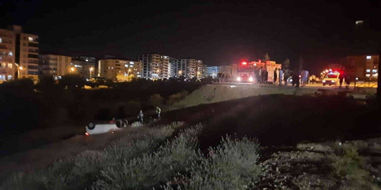 Yolu karıştıran otomobil dere yatağına uçtu; 2 yaralı