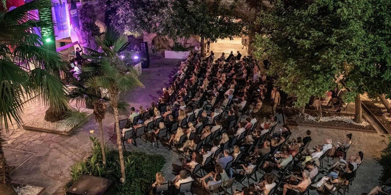 Kuşadası yaz boyunca sanatla güzelleşiyor