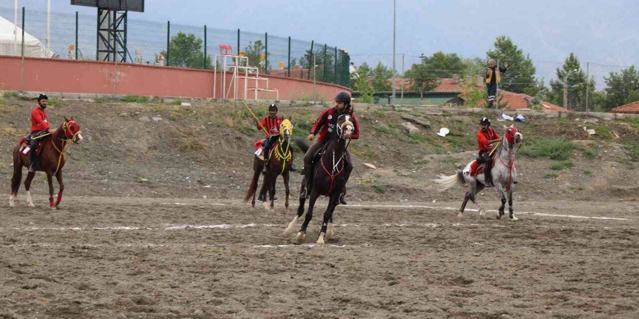 Erzincan’da ata sporu cirit yaşatılıyor