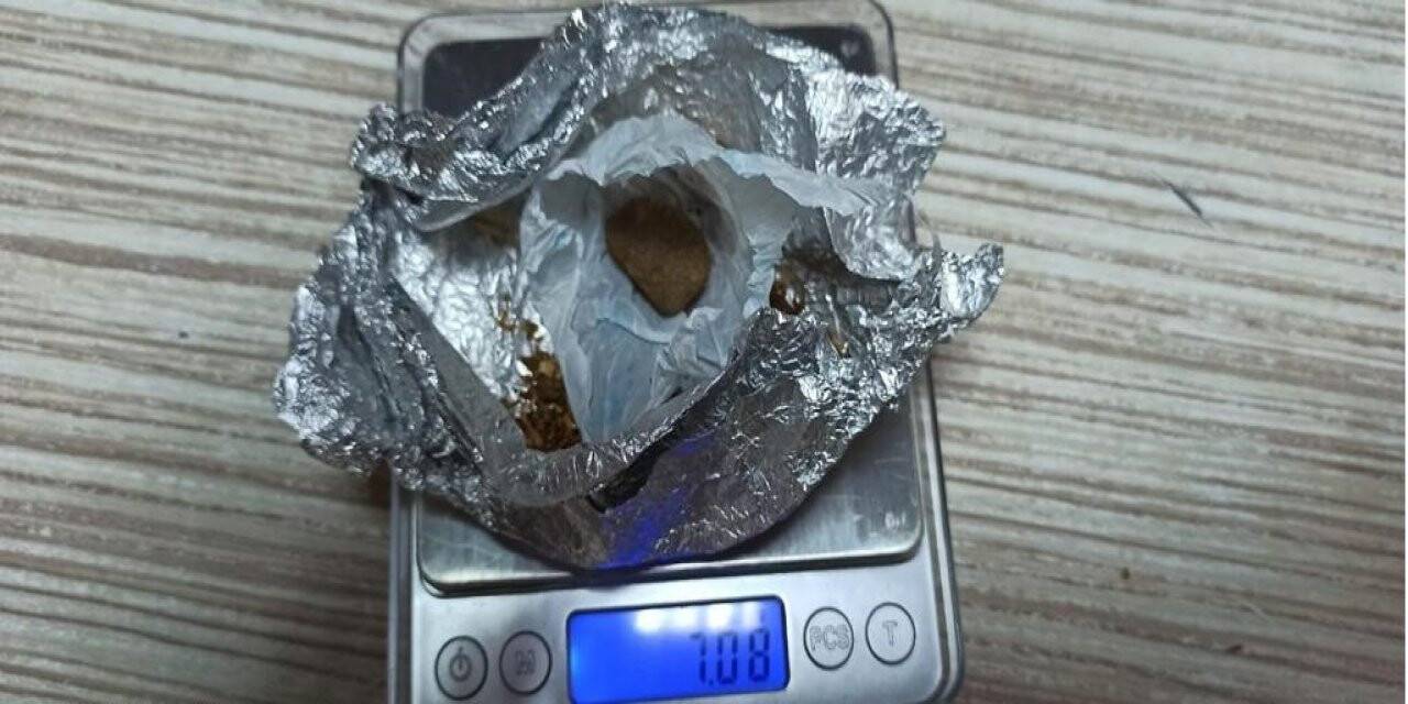 Şüpheli maddeyi saklamaya çalışırken Güven Timleri’ne yakalandılar