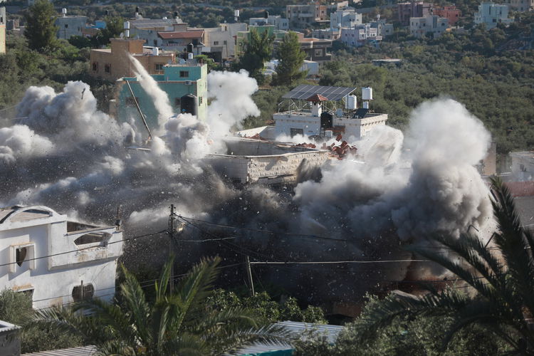 İsrail Batı Şeria'da iki Filistinli tutuklunun evini yıktı