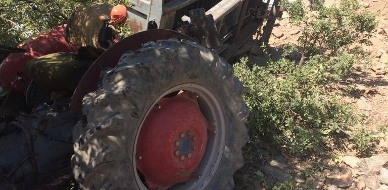 Traktörün devrilmesi sonucu ağır yaralan kadın hayatını kaybetti