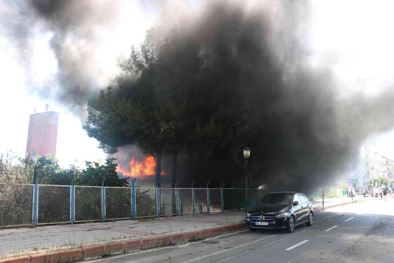 KYK lojmanlarındaki bina alev alev yandı