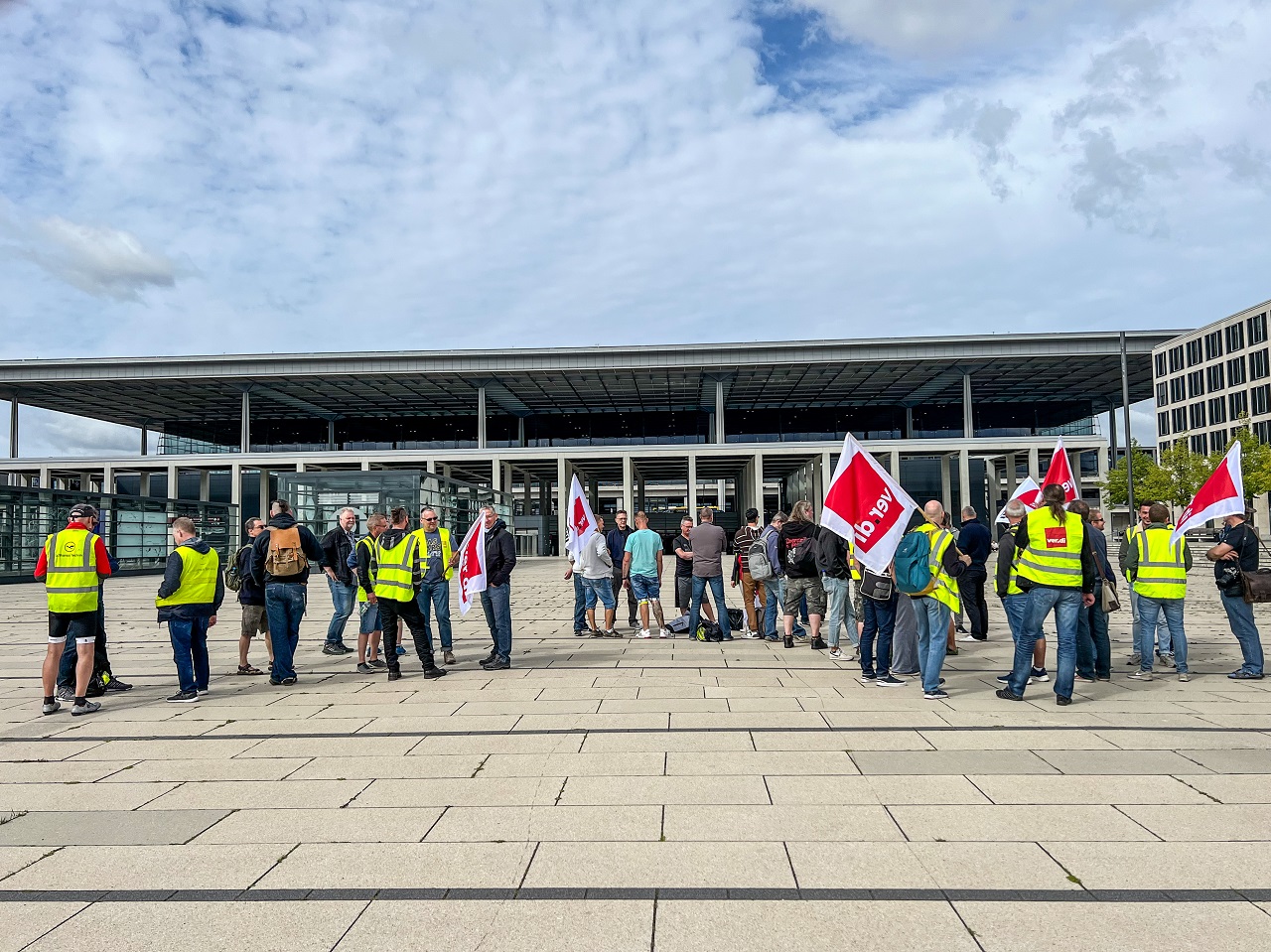 Lufthansa çalışanlarının grevi Frankfurt ve Münih'te havalimanlarını kilitledi