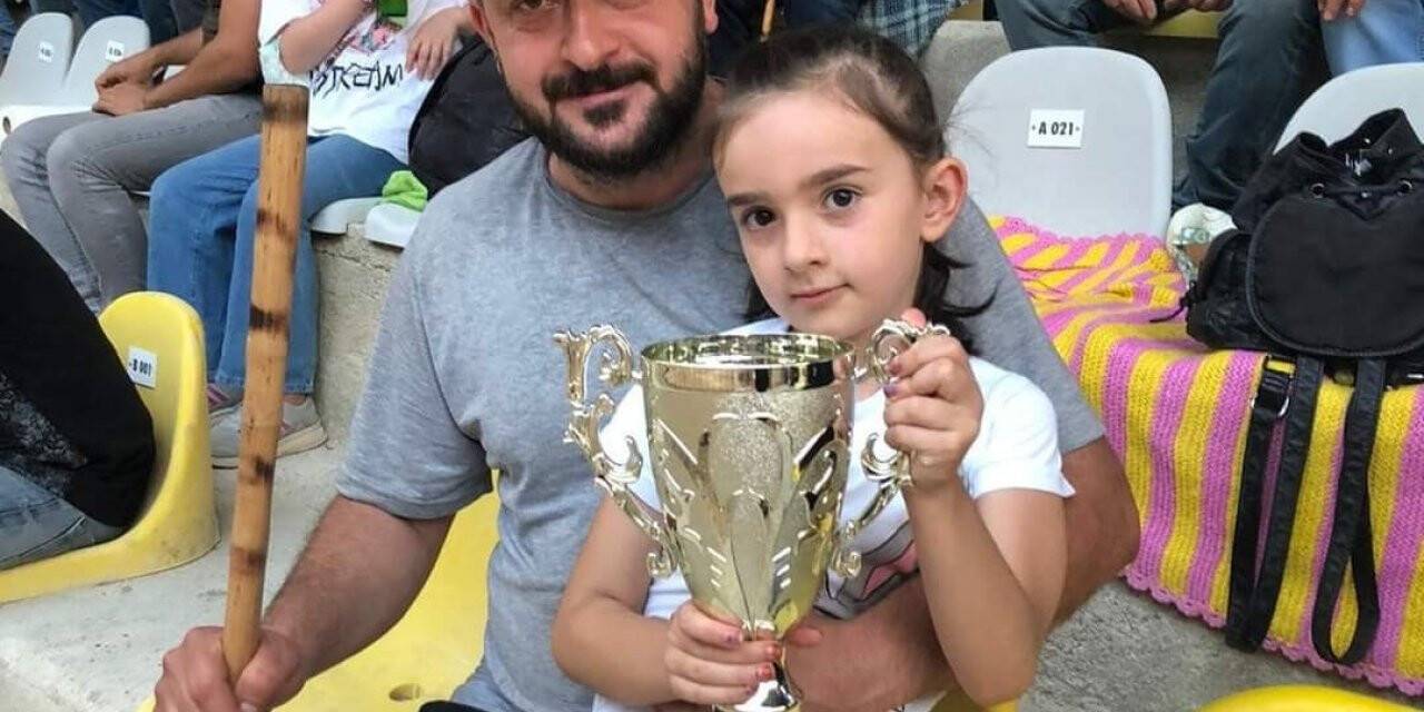 Minik İlkay park edilmeye çalışılan kamyonetin altında can verdi