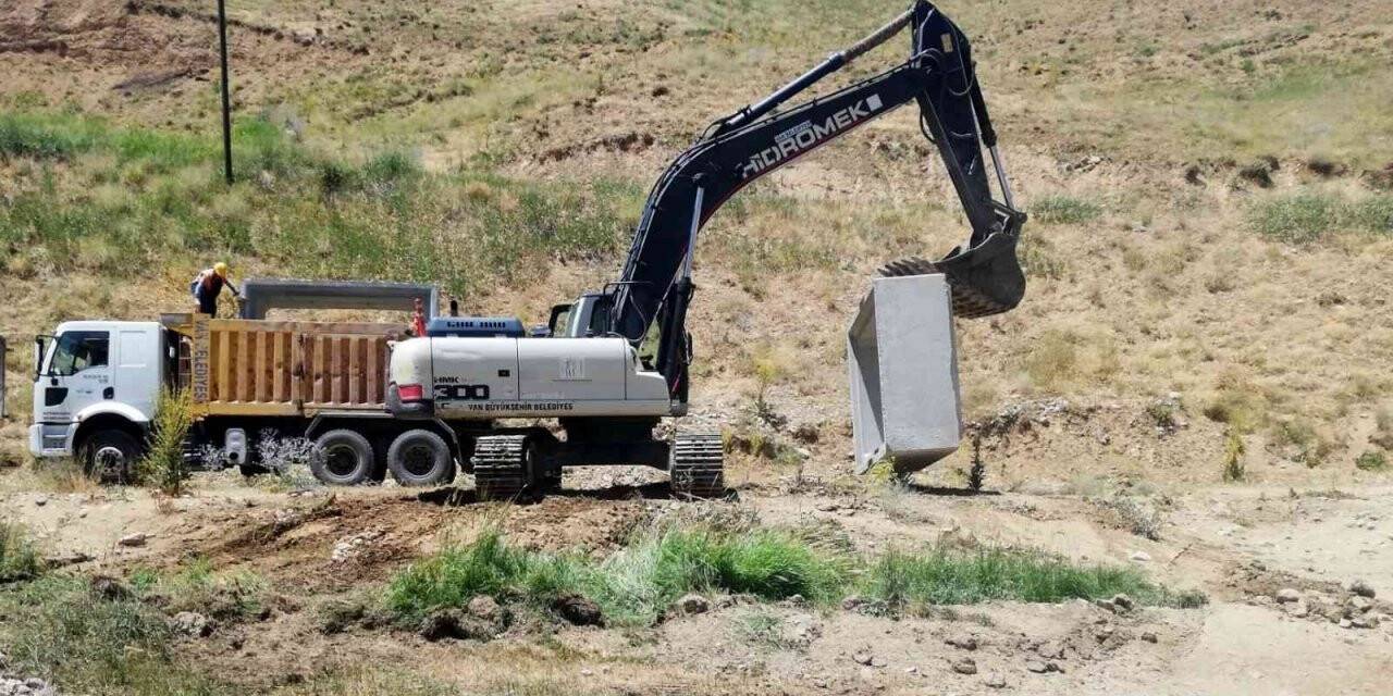 Van Büyükşehir Belediyesi kırsaldaki yol çalışmalarını sürdürüyor