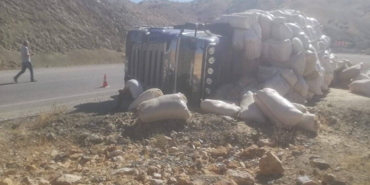 Tunceli’de saman yüklü tır devrildi: 1 yaralı