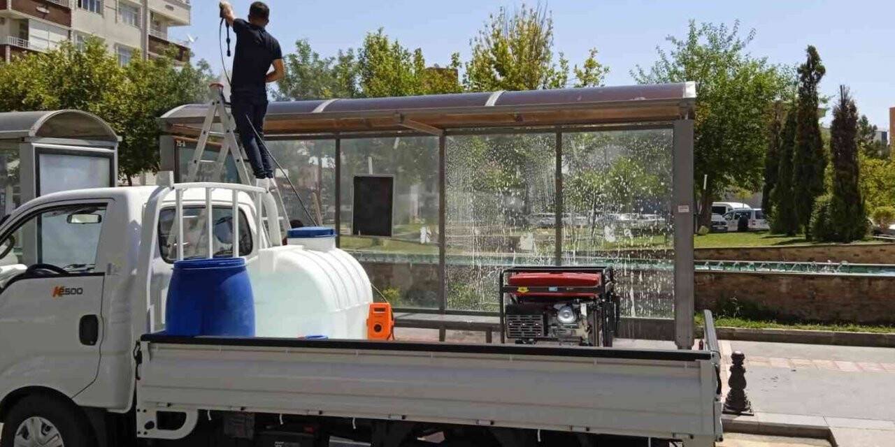 Batman’da otobüs durakları dezenfekte edildi