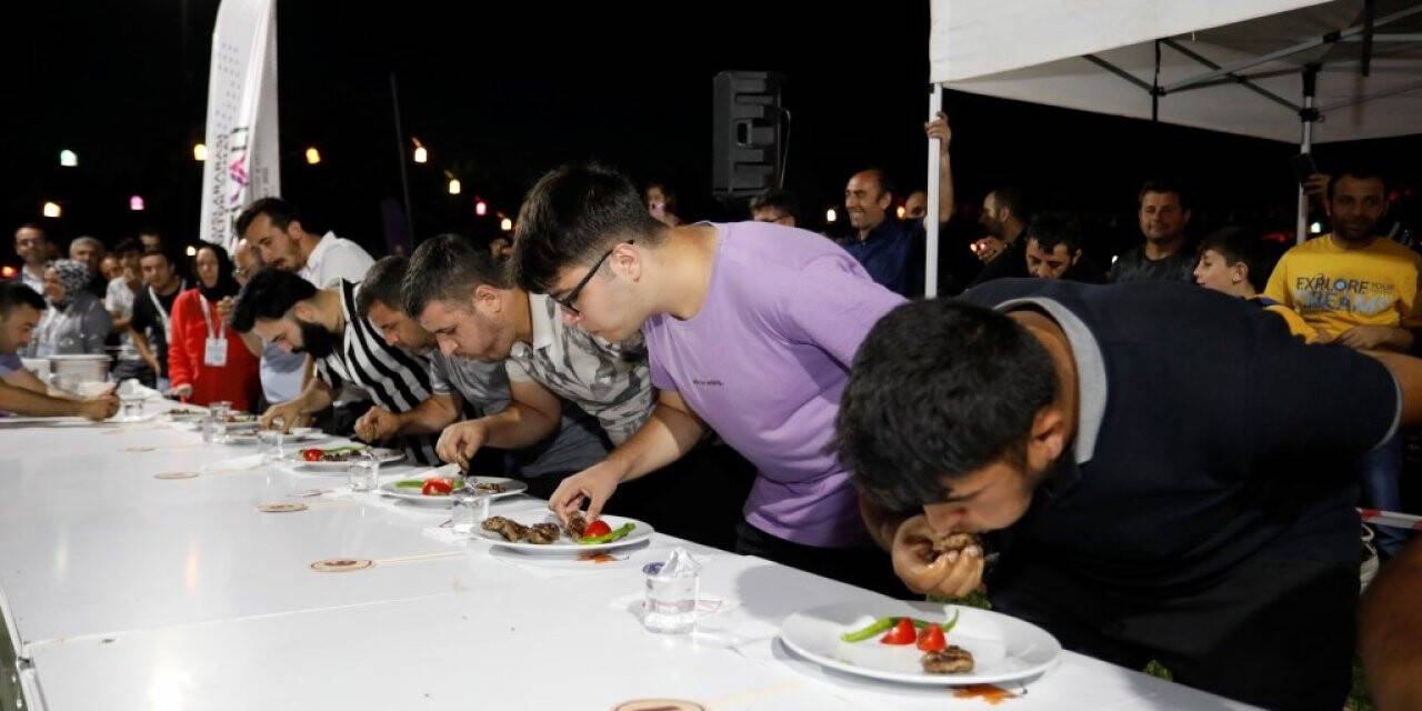 Köfte yarışması renkli görüntülere sahne oldu